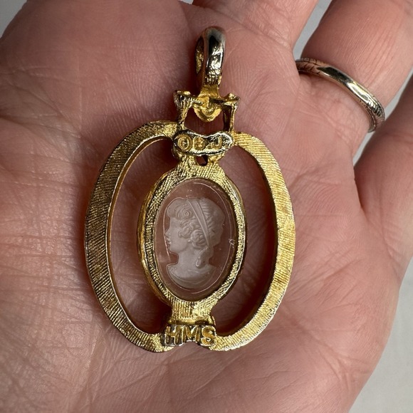 VINTAGE‎ CAMEO CARVED LUCITE PENDANT SIGNED HMS MADEIRA CREATIONS - Picture 2 of 3
